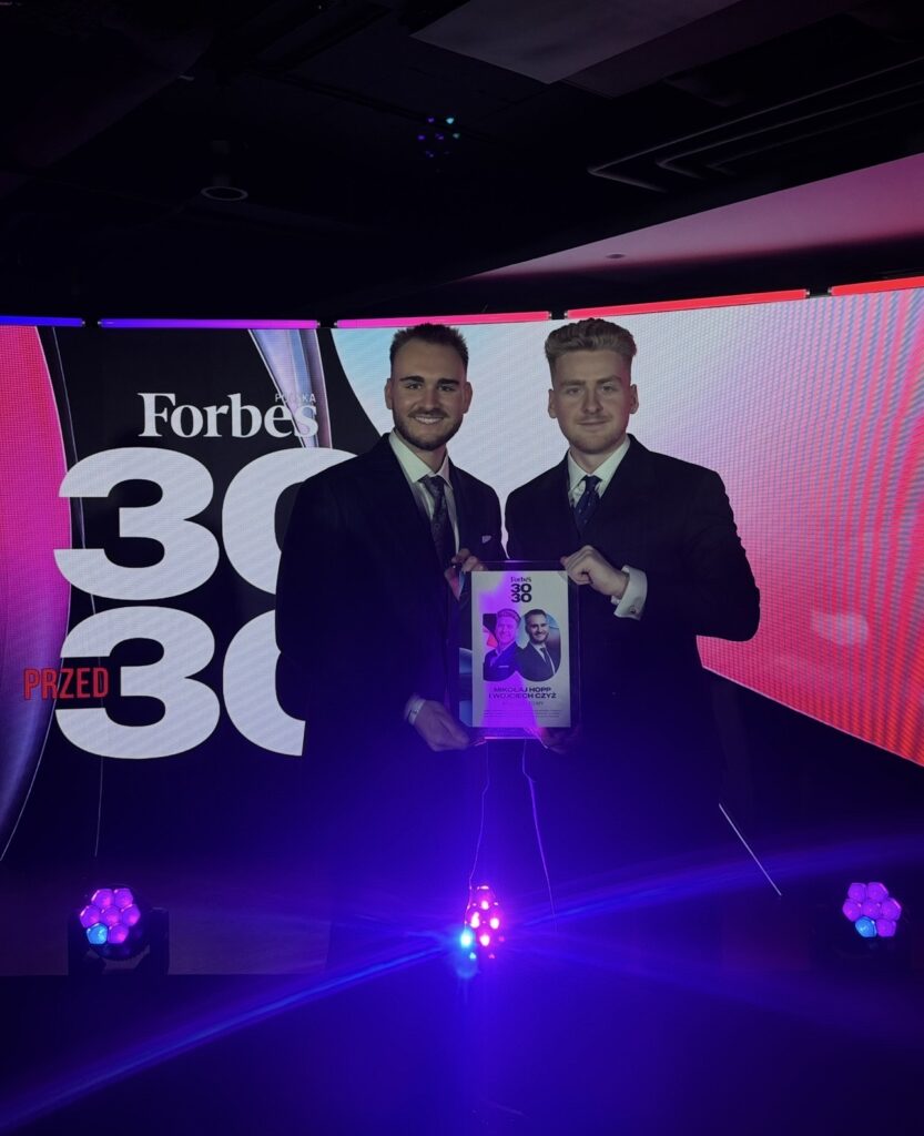 Wojciech Czyż i Mikołaj Hopp podczas wyróżnienia Forbes 30 przed 30 2026 - AngielskiToMy